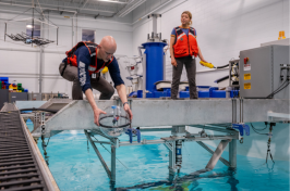 Drift-RMT的成员准备在大通海洋工程实验室测试他们的浮标.